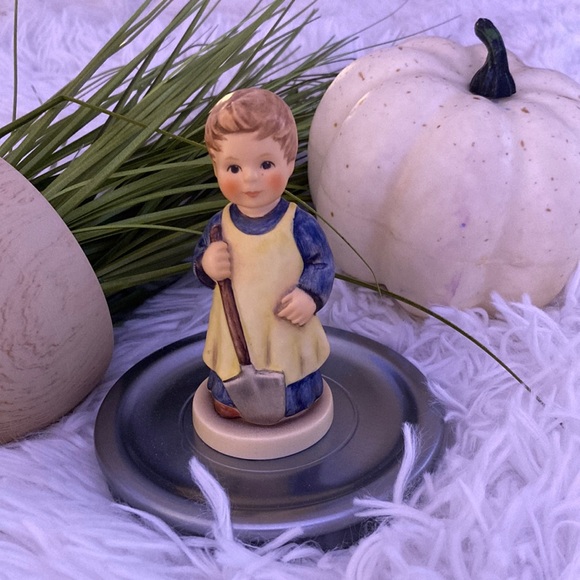 Hummel Other - Gobble Hummel Collectors Club 1998/1999 “Garden Treasures ” Figurine